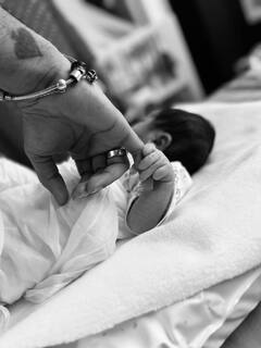 PHOTO : 'शिवतीर्थ'वर राज ठाकरेंच्या नातवाचं बारसं, बाळाची पहिली झलक