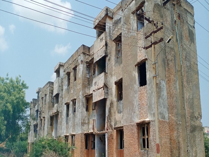 இடிந்த நிலையில் வீட்டுவசதி குடியிருப்புகள்.. சமூக விரோத செயல்களுக்கு புகலிடமாகும் அவலம்..