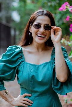 Priya Bapat : प्रिया बापटची खास ओळख म्हणजे तिचं निखळ हसणं; फोटो पाहाच