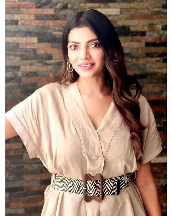 హౌస్ లో ఉన్నన్ని రోజులు కూడా తన గ్లామర్ షోతో ఆకట్టుకునే ప్రయత్నం చేసింది. (Photo Courtesy: Lahari shari Instagram)