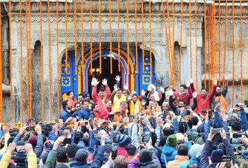 पांच बजे से मंदिर के गर्भगृह के द्वार का पूजन शुरू हुआ, जिसके समाप्त होने के बाद केदारनाथ धाम के कपाट खोल दिए गए. कपाट खुलते ही केदारनाथ भगवान के स्वयंभू शिवलिंग को समाधि रूप से जागृत किया गया और बाबा का श्रृंगार दर्शन शुरू हुआ. जिसके बाद पहला रूद्राभिषेक प्रधानमंत्री के नाम से लोककल्याण के लिए किया गया.