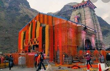 मंदिर परिसर में मौजूद हजारों श्रद्धालुओं के अलावा हेलीकॉप्टर और पैदल मार्ग से श्रद्धालुओं का आने का सिलसिला जारी है.