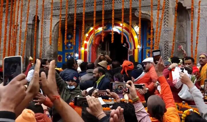 दो साल के लंबे इंताजर के बाद आज सुबह केदारनाथ के कपाट भक्तों के लिए खोल दिए गए हैं.