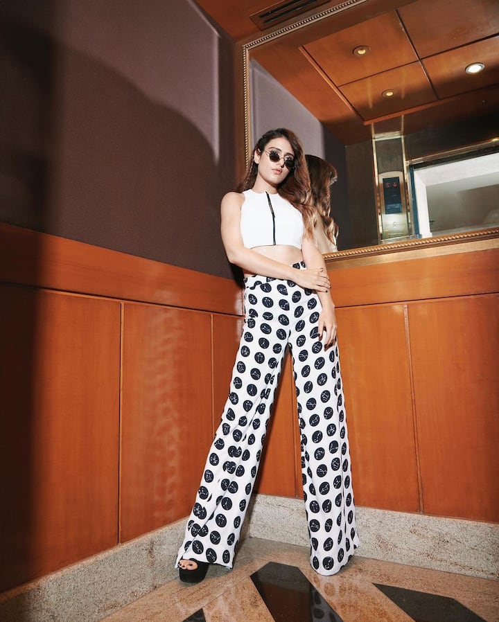 फातिमा ने अपनी पहली ही फिल्म से दर्शकों को दीवाना बना लिया था. तो वहीं एक्ट्रेस इन दिनों अपनी नई फिल्म थार को लेकर भी सुर्खियों का हिस्सा बनी हुई है.