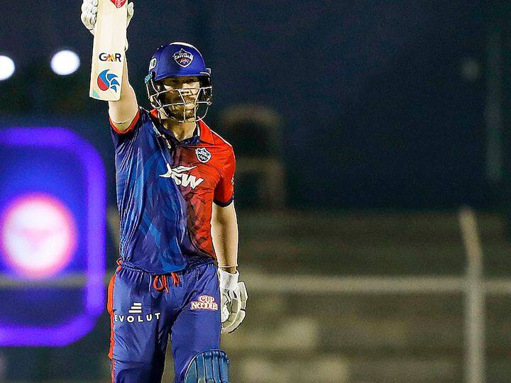 हैदराबादला 2016 साली आयपीएलचा चषक जिंकवून देण्यात सिंहाचा वाटा असणाऱ्या डेव्हिडचा 2021 साली खराब फॉर्म असल्यामुळे त्याला संघातून बाहेर ठेवण्यात आलं. ज्यानंतर 2022 ला रिटेन तर नाहीच उलट त्याला लिलिवातही हैदराबादने विकत घेतलं नाही. त्यानंतर दिल्लीने त्याला 6.25 कोटी रुपयांना विकत घेतलं. ज्यानंतर वॉर्नरने दमदार कामगिरी केली असून आतापर्यंत 52.17 च्या शानदार सरासराने त्याने 313 रन केले आहेत. यावेळी त्याने तीन अर्धशतकंही ठोकली आहेत.