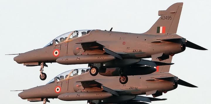 ਸਾਲ 2010 ਵਿੱਚ ਪਤਾ ਲੱਗਾ ਸੀ ਕਿ ਭਾਰਤੀ ਹਵਾਈ ਸੈਨਾ ਨੂੰ 40 ਅਤੇ ਭਾਰਤੀ ਜਲ ਸੈਨਾ ਨੂੰ 17 ਹਾਕ ਐਮਕੇ 132 (ਹਾਕ ਐਮਕੇ 132) ਮਿਲਣ ਜਾ ਰਹੇ ਹਨ। ਹਿੰਦੁਸਤਾਨ ਐਰੋਨਾਟਿਕਸ ਨੇ ਇਨ੍ਹਾਂ ਨੂੰ ਭਾਰਤ ਵਿੱਚ ਬਣਾਉਣਾ ਸ਼ੁਰੂ ਕਰ ਦਿੱਤਾ। ਐਚਏਐਲ ਨੇ ਅਗਲੇ 30 ਸਾਲਾਂ ਲਈ ਇਨ੍ਹਾਂ ਜਹਾਜ਼ਾਂ ਦੇ ਰੱਖ-ਰਖਾਅ ਲਈ ਜੀਈ ਏਵੀਏਸ਼ਨ ਕੰਪਨੀ ਨਾਲ ਸਮਝੌਤਾ ਕੀਤਾ ਹੈ। ਪਰ ਆਈਏਐਫ ਸਪੇਅਰ ਕੰਪੋਨੈਂਟਸ ਦੇ ਪ੍ਰਬੰਧਾਂ ਤੋਂ ਖੁਸ਼ ਨਹੀਂ ਸੀ। ਇਸ ਤੋਂ ਬਾਅਦ 2011 ਵਿੱਚ ਬੀਏਈ ਨੂੰ ਸਪੇਅਰ ਪਾਰਟਸ ਅਤੇ ਗਰਾਊਂਡ ਸਪੋਰਟ ਦੀ ਜ਼ਿੰਮੇਵਾਰੀ ਸੌਂਪੀ ਗਈ।