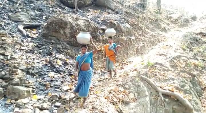वहीं स्वास्थ्य व्यवस्थाओं की बात करें तो क्षेत्र की दूसरी बड़ी समस्या है. यहां महीने में एकाध बार ही स्वास्थ्य कर्मचारी पहुचते है. ऐसे में बैगा आदिवासी परिवार इलाज के लिए 10 से 15 किमी तक कच्ची सड़क कि दूरी तय करते है. छोटी- छोटी बीमारी के लिए इन्हें दवाइयों तक नसीब नहीं होती.