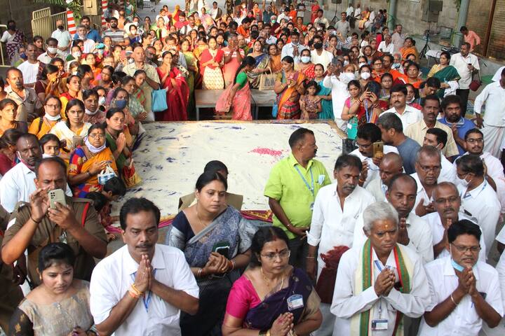 పుష్పయాగాన్ని తిలకిస్తున్న భక్తులు