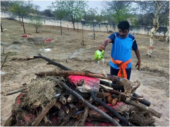 Nagaur This person has cremated 109 unclaimed dead bodies goes to Haridwar and immerses ashes ANN Nagaur News: अब तक 109 लावारिस लाशों का अंतिम संस्कार कर चुका है ये शख्स, गंगा में विसर्जित करता है अस्थियां