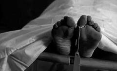 Bankura: বাঁকুড়ায় রবিনসন স্ট্রিটের ছায়া, দু'দিন ধরে ভাইয়ের দেহ আগলে বসে দাদা-বউদি।Bangla News