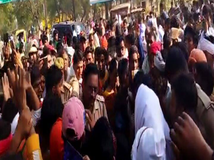 Uttar Pradesh Chandauli, Crocodile hunts a child, angry villagers block the road ann Chandauli News: चंदौली में मगरमच्छ ने बनाया बच्चे को शिकार, आक्रोशित ग्रामीणों ने किया चक्का जाम