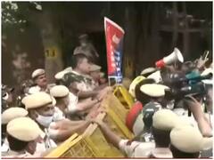 BJP Leaders Protest: बग्गा की गिरफ्तारी पर दिल्ली में बवाल, सीएम केजरीवाल के घर के बाहर बीजेपी नेताओं का प्रदर्शन