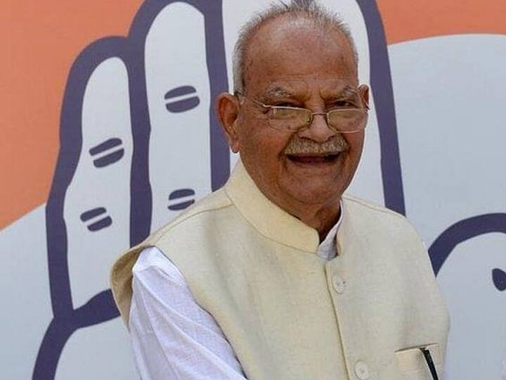 Former telecom minister Pandit Sukh Ram was admitted to the Netaji Subhash Chandra Bose Zonal Hospital in Mandi Pandit Sukh Ram Brain Stroke: पूर्व केंद्रीय मंत्री पंडित सुखराम ब्रेन स्ट्रोक के चलते जोनल अस्पताल मंडी में भर्ती, सीएम जयराम ठाकुर पहुंचे मिलने
