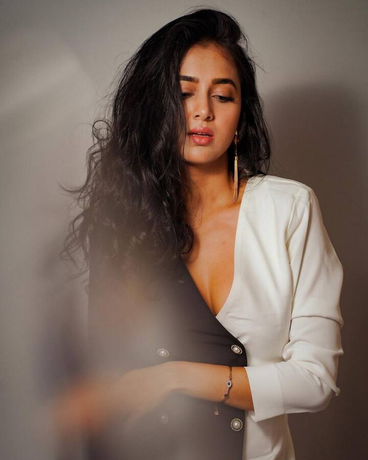 रिपोर्ट्सनुसार, तेजस्वीने एका एपिसोडसाठी 2 ते 3 लाख रुपये रुपये मानधन म्हणून घेतले आहेत. तर, अभिनेता करण कुंद्रालाही तेवढीच फी मिळत असल्याचे रिपोर्टमध्ये म्हटले आहे. तेजस्वी आणि करण ही जोडी ग्रँड फिनालेची शान वाढवणार आहे. 7 मे रोजी रात्री 10.30 वाजता हा महाअंतिम सोहळा पार पडणार आहे.(photo:tejasswiprakash/ig)