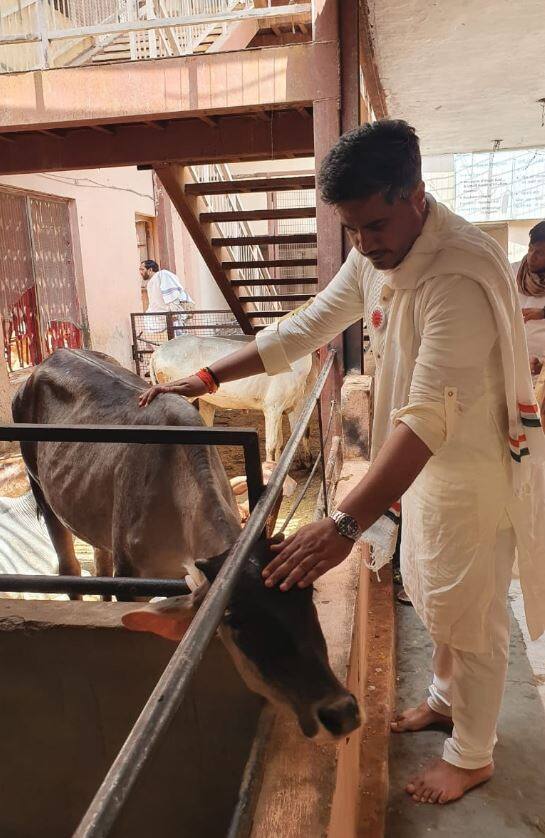 रोहित पवारांनी म्हटलं आहे की,  अध्यात्मावर, ईश्वरावर माझी श्रद्धा आणि भक्ती आहे. विज्ञानाने केवळ भौतिक प्रगती होते, पण विज्ञानाला अध्यात्माची जोड मिळाली तर माणूस सुखी-समाधानी झाल्याशिवाय राहणार नाही. म्हणूनच आजच्या प्रगत विज्ञान युगातही मनःशांतीसाठी अध्यात्माचा मार्ग निवडला जातो.
