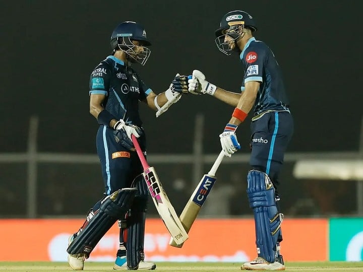 मैच में 178 रन के लक्ष्य का पीछा करते हुए गुजरात के सलामी बल्लेबाज रिद्दिमान साहा (55) और शुभमन गिल (52) ने पहले विकेट के लिए शतकीय साझेदारी कर गुजरात की जीत लगभग पक्की कर दी थी लेकिन आखिरी ओवर में गुजरात के हाथ से जीत फिसल गई. (फोटो सोर्स: iplt20.com)