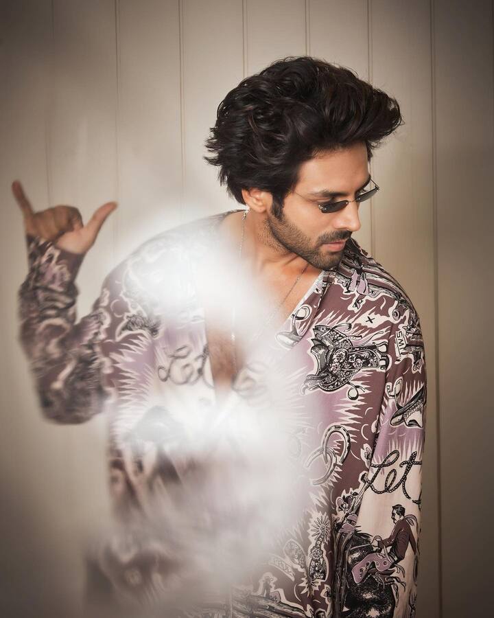 कार्तिक आर्यनने त्याच्या इंस्टाग्राम हँडलवर काही फोटो शेअर केले आहेत, ज्यामध्ये त्याची किलर स्टाईल पाहायला मिळत आहे.(photo:/kartikaaryan/ig)