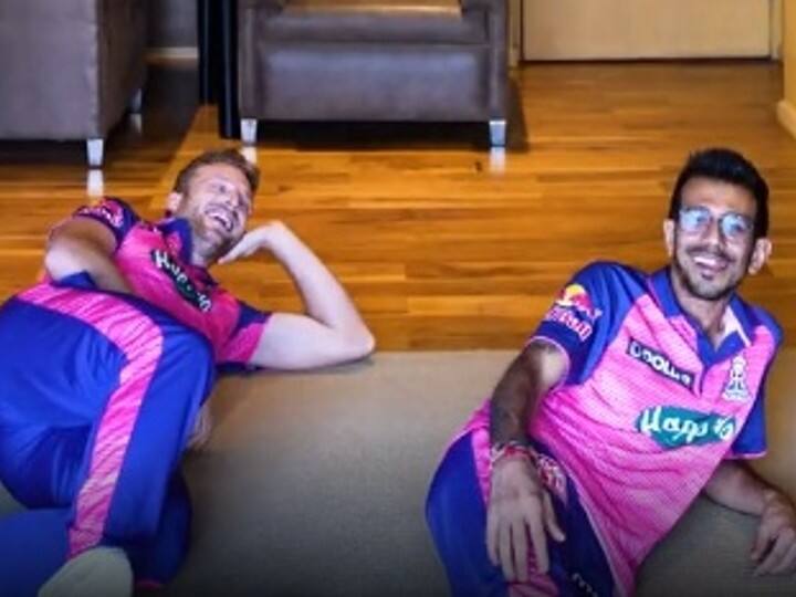 Yuzvendra Chahal and Jos Buttler dance on Balle ni Balle song Chahal Repeats Iconic Pose of 2019 WC Watch: चहल ने अपने आइकॉनिक पोज को बना दिया डांस स्टेप, देखें 'बल्ले नी बल्ले' पर स्पिनर की बटलर के साथ मजेदार जुगलबंदी