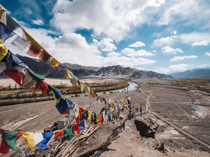 IRCTC Launches Special Tour Package for Leh Ladakh for Rs 50,310 per Person IRCTC Tour Package: लेह-लद्दाख की करनी है सैर तो आईआरसीटीसी दे रहा सुनहरा मौका, खर्च करने होंगे केवल इतने रुपये