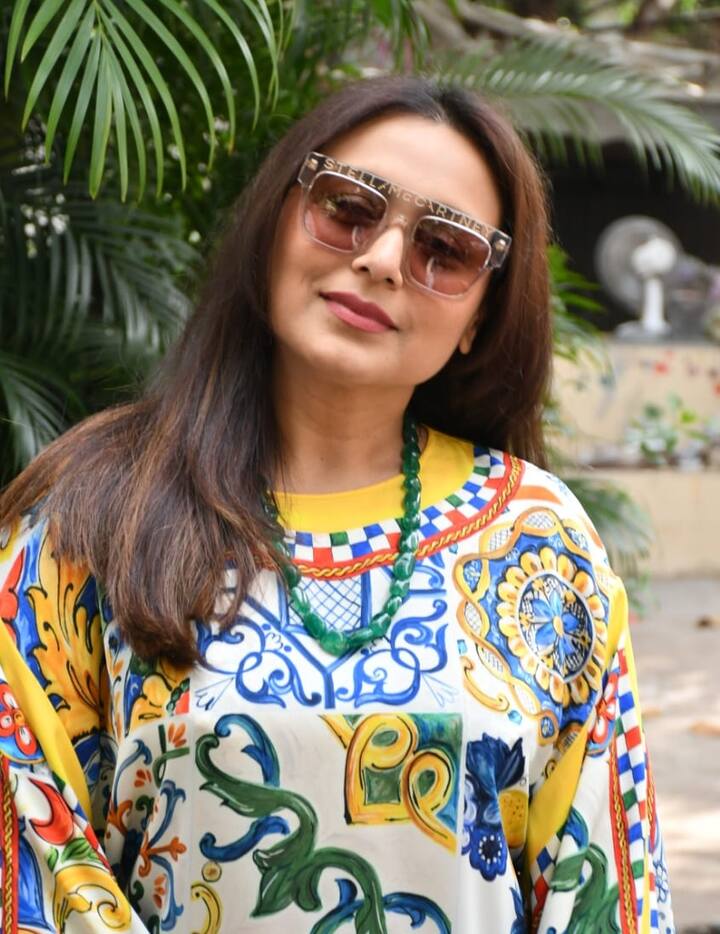 বলিউড অভিনেত্রী রানি মুখোপাধ্যায় তাঁর ব্যক্তিগত জীবন গোপনে রাখতেই পছন্দ করেন। তাই প্রায় সমস্ত বলি তারকারা সোশ্যাল মিডিয়া থাকলেও, তাঁর কোনও অ্যাকাউন্ট নেই।