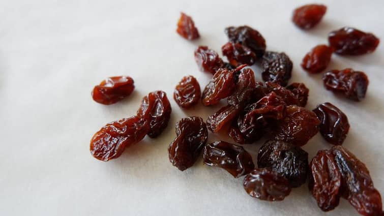 Five magical health benefits of black raisins that you didn't know, know in details Black Raisin: কালো কিশমিশ খাওয়া কি স্বাস্থ্যকর? খেলে কী হবে?