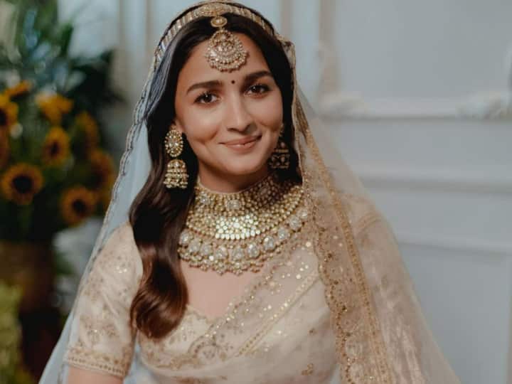 रणबीर नहीं.. इसके साथ क्वालिटी टाइम स्पैंड कर रही हैं आलिया भट्ट, शेयर किया वीडियो Alia Bhatt watching Gangubai Kathiawadi with cat Edward after Ranbir kapoor left For dubai रणबीर नहीं.. इसके साथ क्वालिटी टाइम स्पैंड कर रही हैं आलिया भट्ट, शेयर किया वीडियो