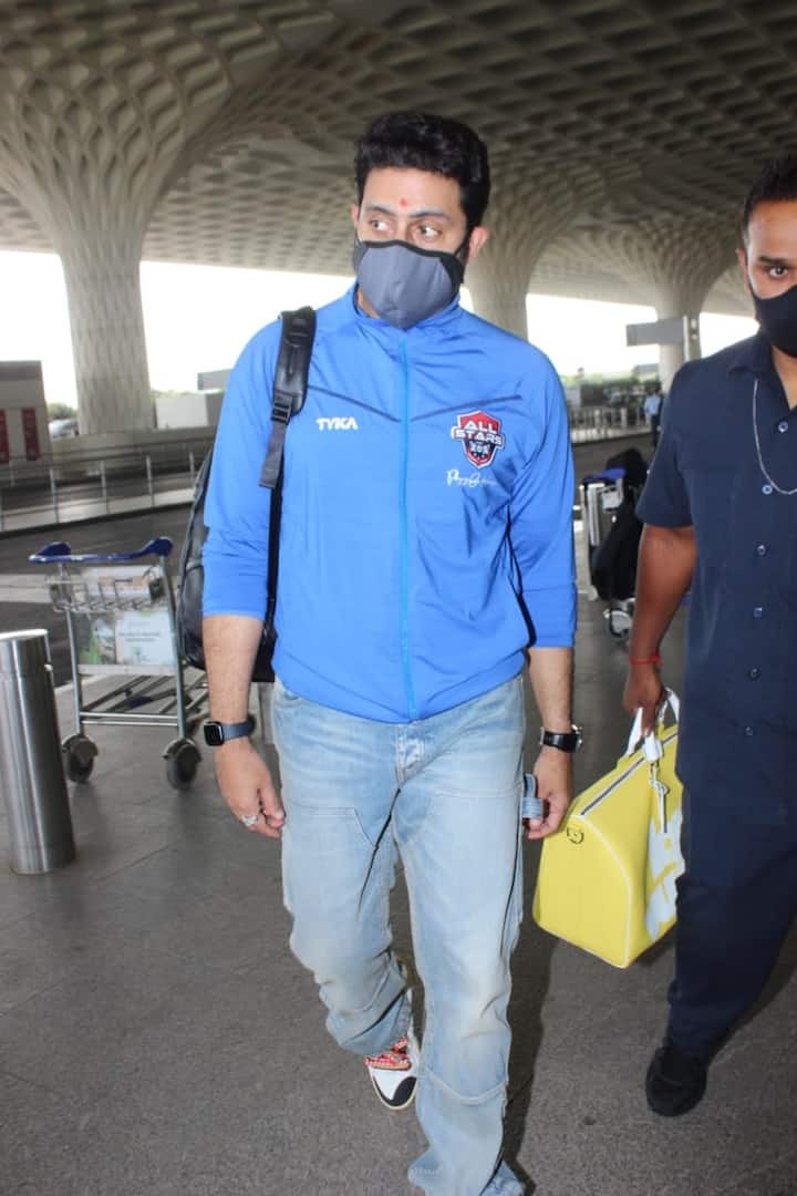 अब हाल ही में दुबई में Celebrity Football Cup 2022 मैच होने वाला है जिसमें हिस्सा लेने ये स्टार्स दुबई के लिए निकले हैं. रणबीर-अभिषेक समेत कई स्टार्स को मुंबई एयरपोर्ट पर स्पॉट किया गया जिसमें सभी ब्लू कलर की सेम जैकेट पहनते दिख रहे हैं.