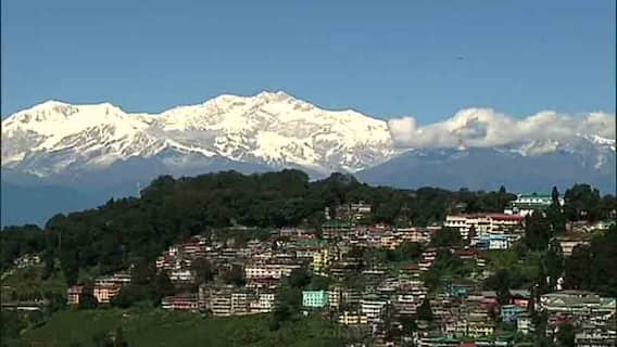 Darjeeling: মেঘ সরতেই দেখা দিল ঝকঝকে কাঞ্চনজঙ্ঘা, দার্জিলিংয়ে উচ্ছ্বসিত পর্যটকরা।Bangla News