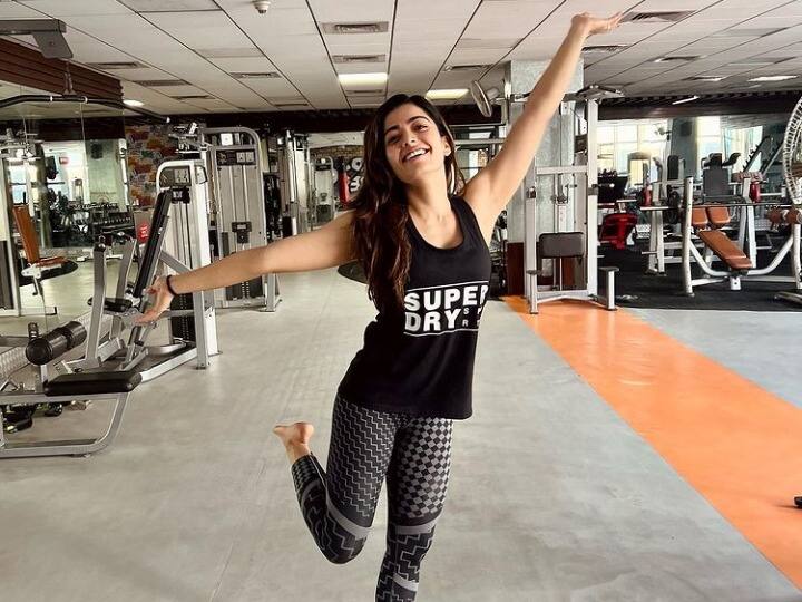 rashmika mandanna lift 70kg heavyweights workout video viral Rashmika Mandanna Workout Video: रश्मिका मंदाना ने 70 किलो का वजन उठाकर फैंस को दिया चौंका, वर्कआउट वीडियो वायरल