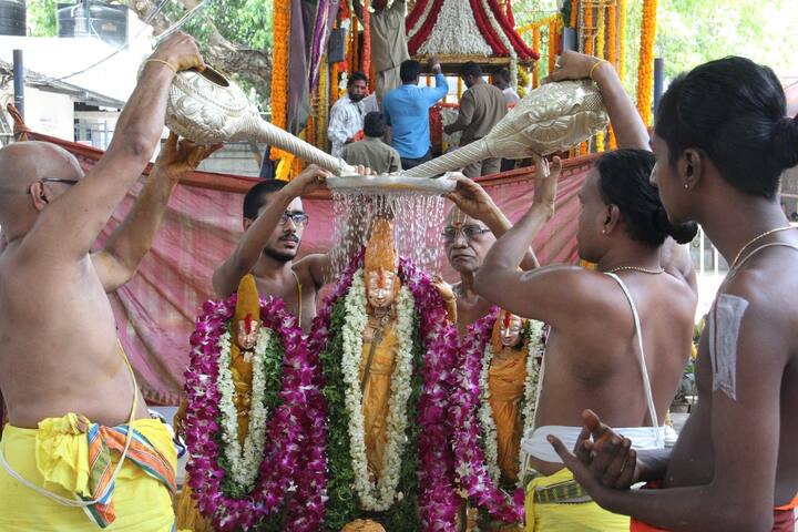 ఈ సందర్భంగా ఉదయం 10 నుంచి 11 గంటల వరకు స్వామి, అమ్మవారి ఉత్సవర్లకు స్నపన తిరుమంజనం నిర్వహించారు. ఇందులో పాలు, పెరుగు, తేనె, పసుపు, చందనం, కొబ్బరినీళ్లతో అభిషేకం చేశారు.