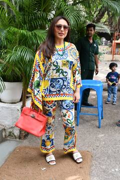 Rani Mukerji Photos: अजीबो-गरीब प्रिंटिड आउटफिट में बाहर निकलीं रानी मुखर्जी, फोटोज देख यूजर्स बोले- रणवीर सिंह की बहन