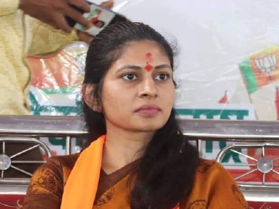 Raksha Khadse : आठ वर्षात आमचे गाव कधी दिसले नाही का? खासदार रक्षा खडसेंच्या पाहणी दौऱ्यात ग्रामस्थांचा गदारोळ Raksha Khadse : आठ वर्षात आमचे गाव कधी दिसले नाही का? खासदार रक्षा खडसेंच्या पाहणी दौऱ्यात ग्रामस्थांचा गदारोळ