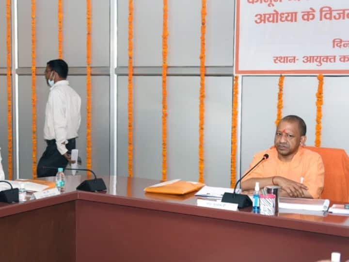 Chief Minister Yogi Adityanath visited Ayodhya with his ministers ANN CM Yogi In Ayodhya: अयोध्या में मुख्यमंत्री योगी ने की विकास कार्यों की समीक्षा, अधिकारियों को दिए निर्देश