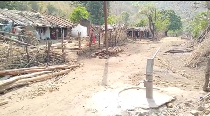 जनप्रतिनिधियों की बात करें तो सिर्फ चुनाव के समय यहां वोट मांगने पहुंचते हैं. उसके बाद दोबारा पलटकर इस गांव में नहीं जाते है. हालांकि जिला प्रशासन द्वारा जिले के ऐसे पिछड़े इलाकों के लिए अलग से राशि स्वीकृत कर मूलभूत सुविधा बढ़ाने का दावा कर रहा है. अब देखने वाली बात ये होगी कि सरकार या प्रशासन इन आदिवासियों को कब तक इस परेशानियों से निजात दिला पाती है.