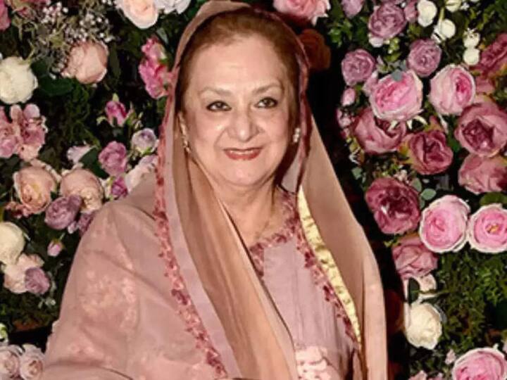 सायरा बानों ने बॉलीवुड एक्टर दिलीप कुमार संग शादी रचाई थी. गुजरे जमाने की एक्ट्रेस ने अपने नाम के आगे ना पिता और ना ही पति का नाम जोड़ा बल्कि उन्होंने अपनी मां का सरनेम लगाया. सायरा की मां का नाम नसीमा बानो था.