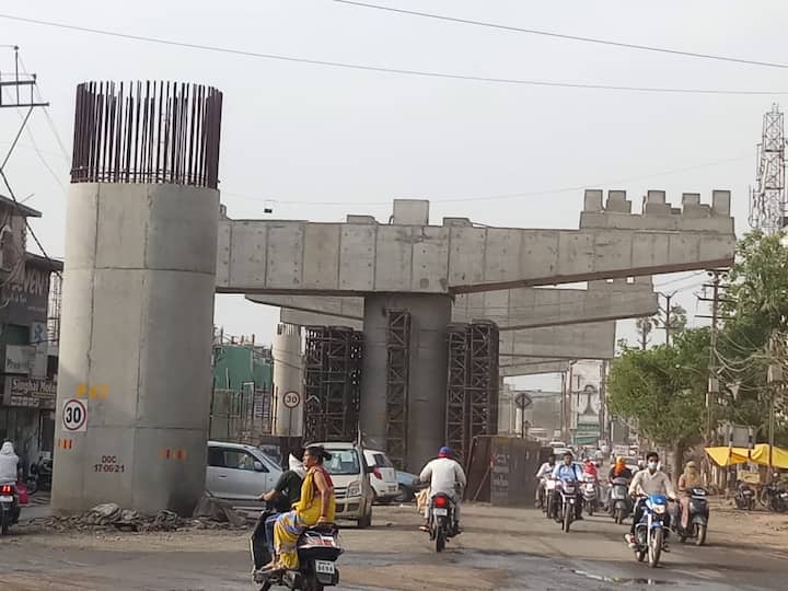 जबलपुर के सांसद राकेश सिंह ने आला अधिकारियों के साथ जबलपुर में बन रहे प्रदेश के सबसे बड़े फ्लाईओवर एवं प्रस्तावित सबसे बड़ी 116 किमी की रिंग रोड के निर्माण कार्य और प्रगति की समीक्षा की. बैठक में जबलपुर कलेक्टर डॉ इलैयाराजा टी भी मौजूद थे. बैठक में फ्लाईओवर निर्माण को गति देने के साथ ही रिंग रोड के कार्य को प्रारंभ करने और उसकी निविदा शीघ्र जारी करने पर चर्चा हुई.