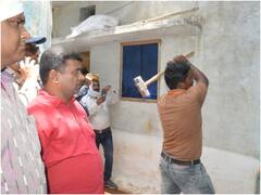 Jabalpur News: लेडी शराब तस्कर के घर नहीं जा पाई जेसीबी, मजदूर लगाकर अवैध मकान तुड़वाया, जानें कितने केस दर्ज हैं