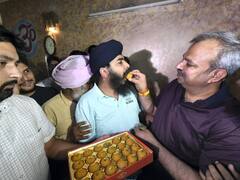 Tejinder Bagga News: कुछ इस अंदाज में अपने घर पहुंचे BJP नेता तेजिंदर बग्गा, CM अरविंद केजरीवाल को फिर दी चुनौती