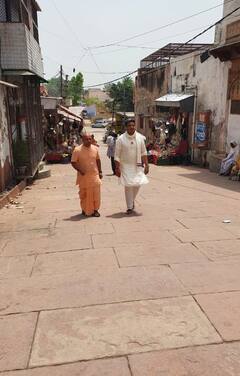 PHOTO : रोहित पवार तीर्थयात्रेला; परिवारासह देवदर्शनाचे फोटो केले शेअर