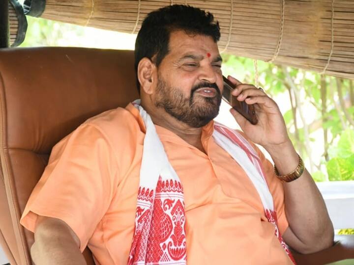 बीजेपी सांसद के पोस्टर में लिखा है कि हम उत्तर भारतीय राम के वंशज हैं. उत्तर भारतीयों का महाराष्ट्र में अपमान से राम का अपमान है. बिना माफी मांगे अयोध्या आने पर हम उत्तर भारतीय राज ठाकरे के विरोध करेंगे.