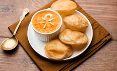 Halwa-Puri Recipe: লুচি-হালুয়া: সুস্বাদু ব্রেকফাস্টে মেটান প্রিয়জনের আবদার