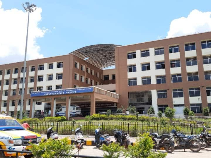 bastar medical college intern doctor services ends institute facing shortage ANN Bastar News: बस्तर के सबसे बड़े अस्पताल से 72 इंटर्न डॉक्टरों की सेवा समाप्त, स्वास्थ्य सुविधाएं चरमराने की आशंका