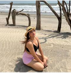 ਪੂਲ ਕਿਨਾਰੇ ਫਲੋਰਲ ਬਿਕਨੀ 'ਚ ਨਜ਼ਰ ਆਈ ਮੋਨਾਲੀਸਾ, ਅਦਾਕਾਰਾ ਦਾ ਕਾਤਲਾਨਾ ਅੰਦਾਜ਼ ਦੇਖ ਮਦਹੋਸ਼ ਹੋਏ ਫ਼ੈਨਜ