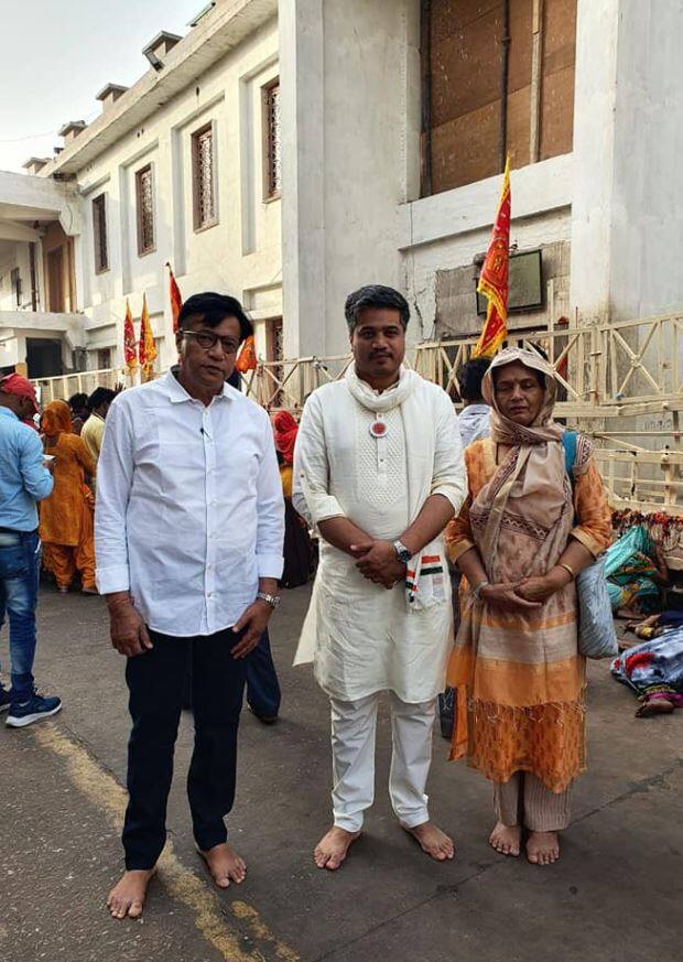विशेष म्हणजे आपल्या या देवदर्शनाचे प्रत्येक अपडेट ते आपल्या फेसबुकवरुन देत आहेत. 