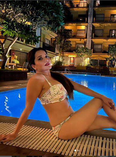 ਪੂਲ ਕਿਨਾਰੇ ਫਲੋਰਲ ਬਿਕਨੀ 'ਚ ਨਜ਼ਰ ਆਈ Monalisa