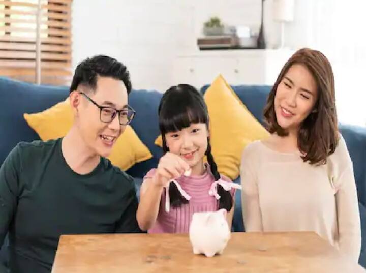 ਬੱਚੇ ਨੂੰ ਇਸ ਖਾਤੇ 'ਤੇ ਡੈਬਿਟ ਕਾਰਡ ਦੀ ਸਹੂਲਤ ਵੀ ਮਿਲਦੀ ਹੈ। ਇਸ ਦੇ ਨਾਲ ਹੀ ਤੁਸੀਂ ਹਰ ਰੋਜ਼ 5000 ਰੁਪਏ ਤੱਕ ਦੀ ਨਕਦੀ ਵੀ ਕਢਵਾ ਸਕਦੇ ਹੋ। ਇਸ ਦੇ ਨਾਲ, ਤੁਹਾਨੂੰ 10 ਹਜ਼ਾਰ ਰੁਪਏ ਤੱਕ NEFT ਦੀ ਸਹੂਲਤ ਵੀ ਮਿਲਦੀ ਹੈ।