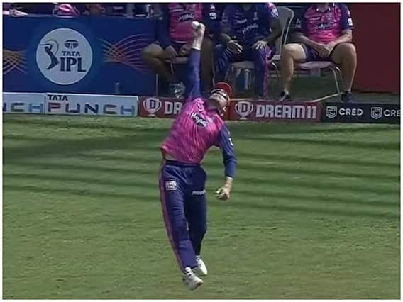 Video: जोस बटलर ने सुपरमैन बनकर लपका 'कैच ऑफ द टूर्नामेंट', आउट होने वाले धवन ने दिया ऐसा रिएक्शन