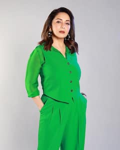 Madhuri Dixit: উজ্জ্বল সবুজ স্যুটে নজরকাড়া 'চন্দ্রমুখী' মাধুরী