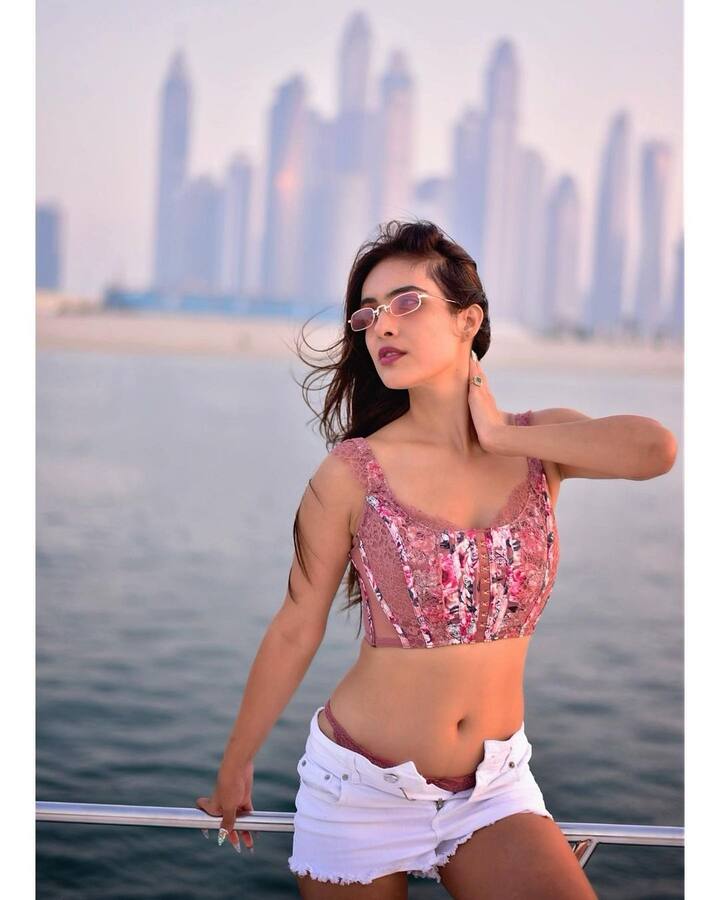 तस्वीरों में नेहा पीच कलर के क्रॉप टॉप के साथ व्हाइट शॉर्ट्स पहने नजर आ रही हैं. उनकी ये तस्वीरें काफी वायरल भी हो रही हैं.