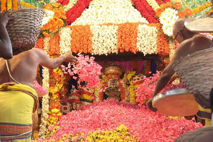 తులసి, చామంతి, గన్నేరు, మొగలి, సంపంగి, రోజా, కలువలు వంటి 11 రకాల పుష్పాలు, ఐదు రకాల పత్రాలు కలిపి మొత్తం 3 టన్నుల పుష్పాలు, పత్రాలతో స్వామి, అమ్మవార్లకు పుష్ప యాగం నిర్వహించారు.